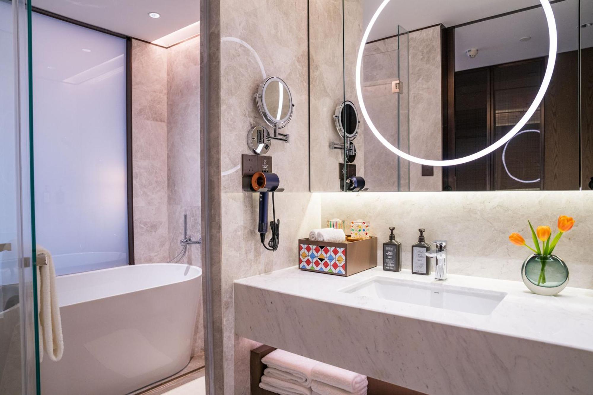 Yuexiu Hotel Guangzhou, Curio Collection By Hilton Exterior foto
